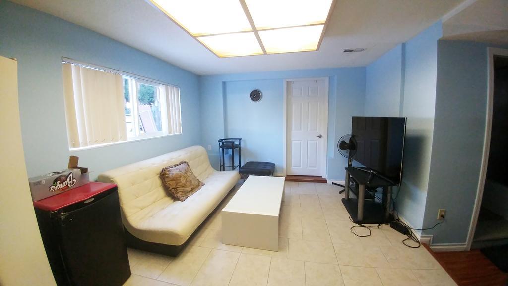 Burris Guest House Burnaby Bagian luar foto