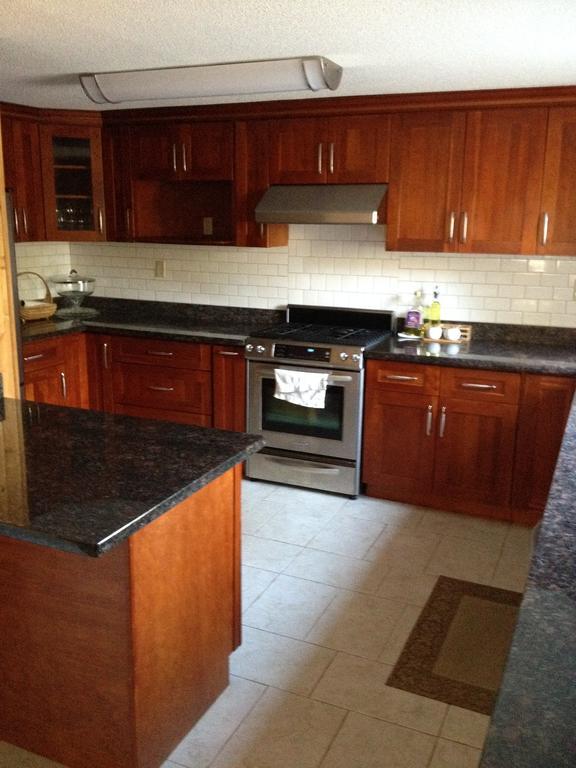 Burris Guest House Burnaby Bagian luar foto