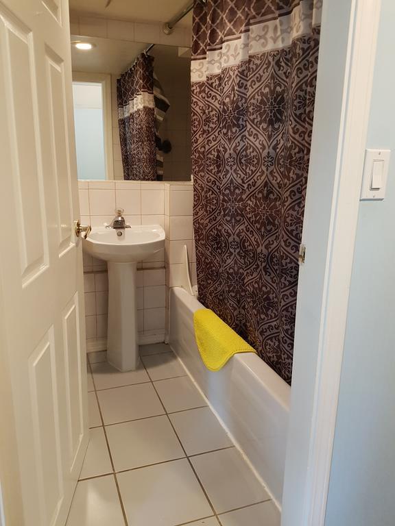 Burris Guest House Burnaby Bagian luar foto