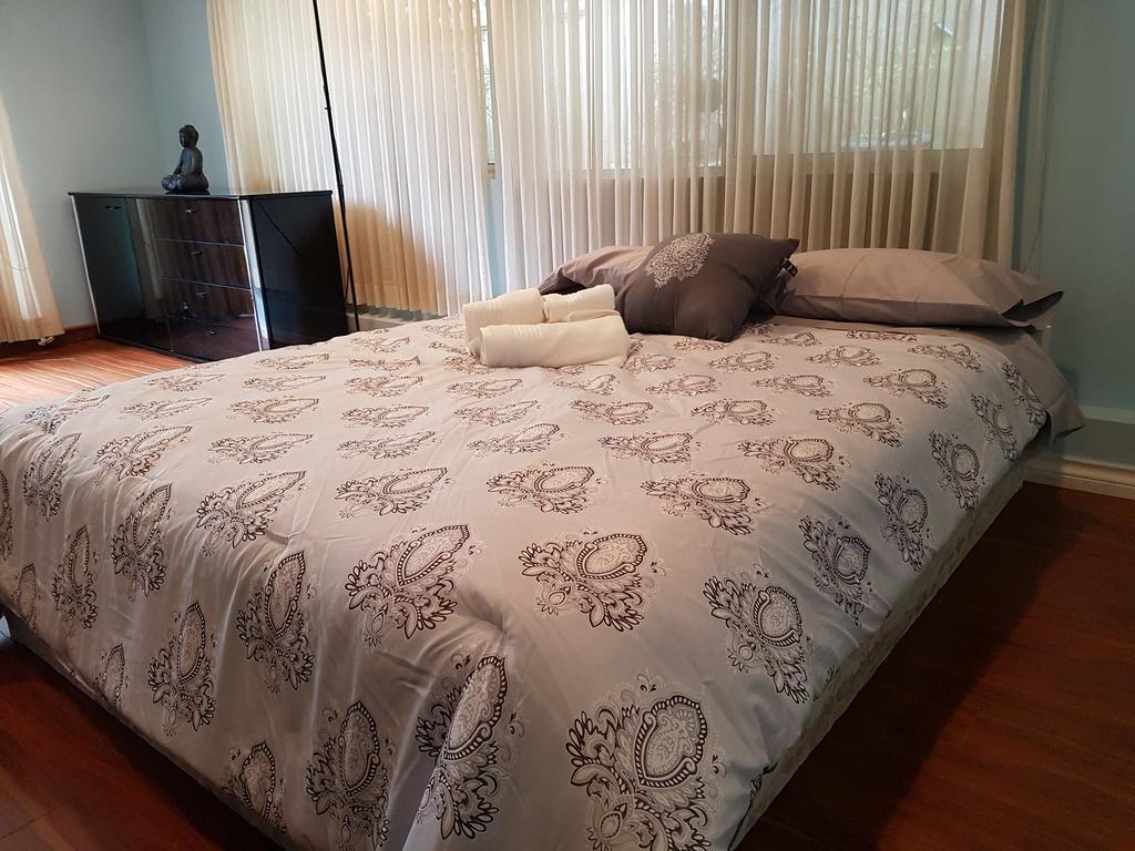 Burris Guest House Burnaby Bagian luar foto